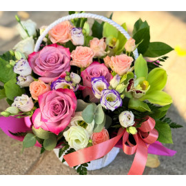 Aranjament floral cu trandafiri mov in cos de lemn AOR101